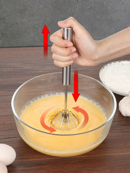 Batidor de cocina manual de acero inoxidable El Rocío mezclando ingredientes en un bol de cristal