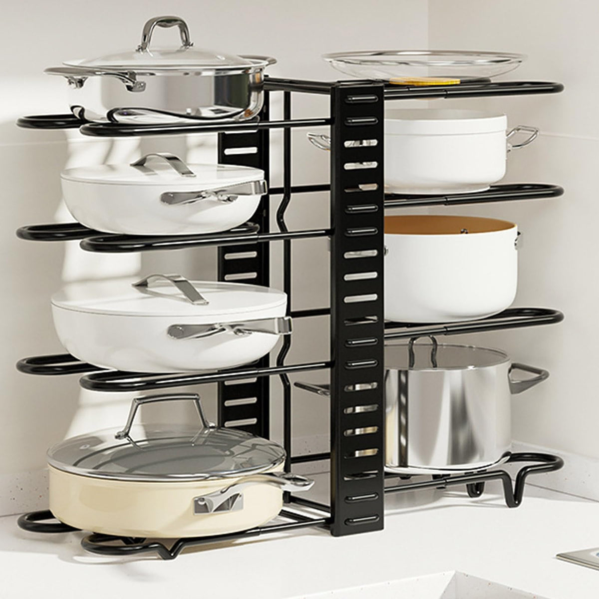 Organizador de ollas y sartenes El Rocío de 5 niveles en color negro para optimizar el espacio en la cocina.