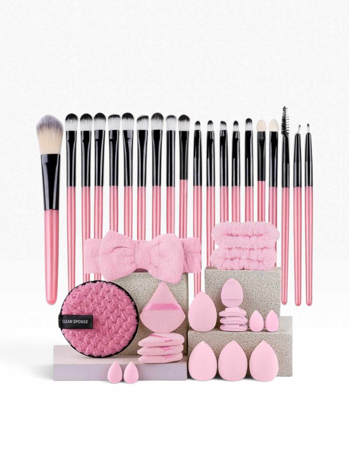 Set de 70 piezas de maquillaje El Rocío con brochas de mango rosa, esponjas, discos limpiadores y cintas para el pelo.