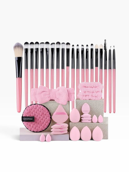 Set de 70 piezas de maquillaje El Rocío con brochas de mango rosa, esponjas, discos limpiadores y cintas para el pelo.